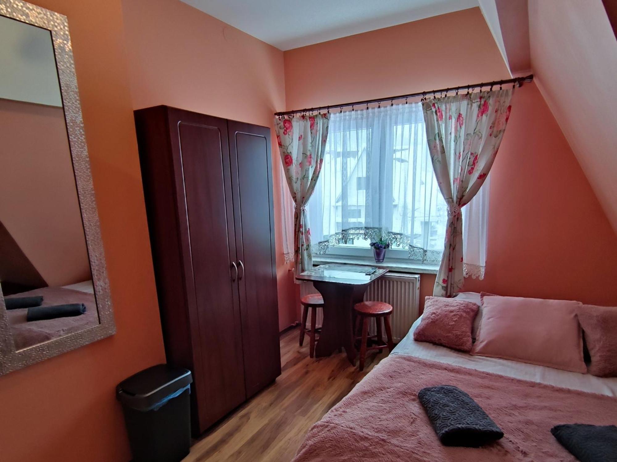 Pokoje I Apartamenty Regionalny Styl Ul Krole 1A Zakopane Room photo